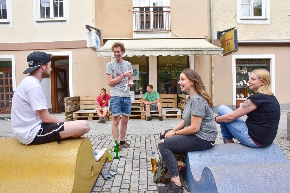 Das Organisationsteam und die Teilnehmer besprechen die nächsten Schritte für ihr Projekt vor dem Laden in der Zerbster Straße 24.