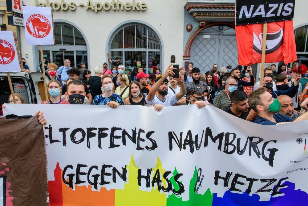 Über 200 Demonstranten ziehen am Freitagabend in Naumburg vom Curt-Becker-Platz in die Jakobsstraße, um unter dem Motto „Naumburg für Toleranz und Vielfalt“.