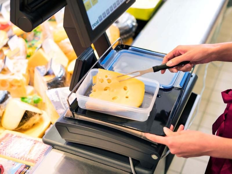 Mehrweg an den Bedientheken: Kunden können sich Wurst-, Käse- und Fleischwaren in selbst mitgebrachte Behälter verpacken lassen. Foto: obs/real GmbH