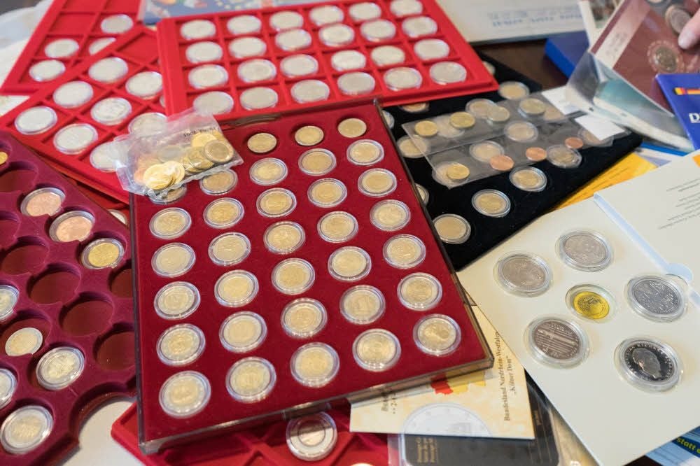 Sondermünzen aber auch Zwei-Euro-Gemeinschaftsausgaben sind fein säuberlich in Kapseln verstaut.