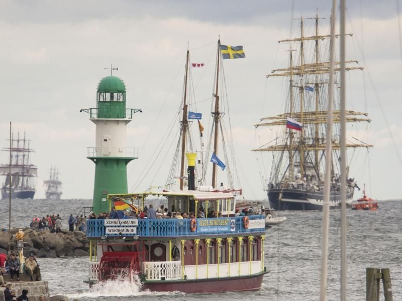 Großsegler, Traditionsschiffe und Ausflugsdampfer vor der Warnemünder Mole. Foto: Frank Hormann/Archivbild