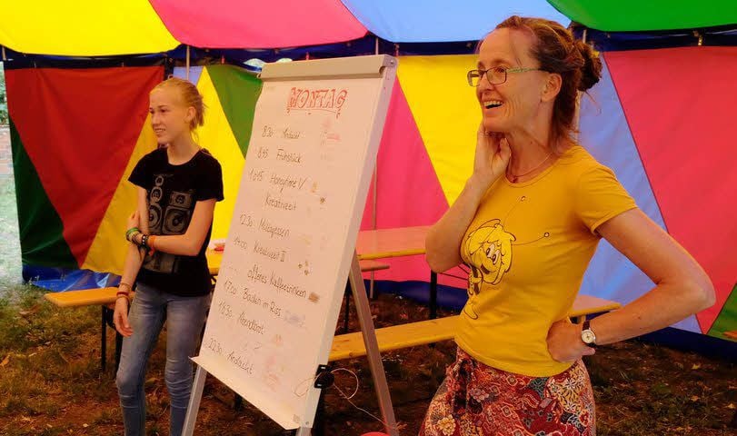 Betreuerin Emma Ermlich (links) und Gemeindepädagogin Almuth Heinze erklären allen Teilnehmern den Tagesablauf.