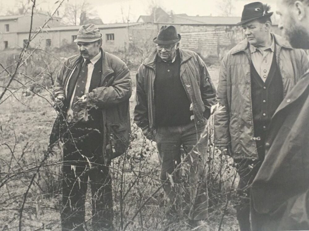 Karl-Heinz Ecke (links) bei der Kontrolle einer Pflanzung in den frühen 1990er Jahren.