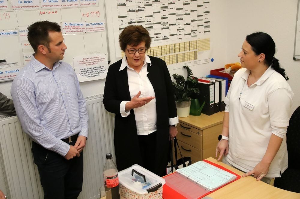 Sozial- und Arbeitsministerin Petra Grimm-Benne (Mitte) im Gespräch mit Steffi Klein, Auszubildende in der Hettstedter Sozialstation, und Daniel Kleist, Leiter des Eigenbetriebs der Stadt (links).