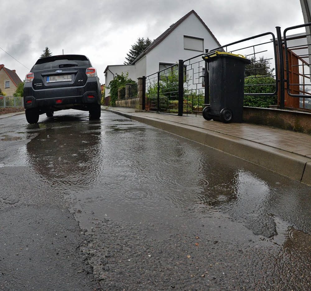 Pfützen bilden sich bei Regenfällen vor dem Haus der MZ-Leserin. Das Wasser kann hier nicht ablaufen und fahrende Autos lassen das Wasser an die Hausfassade und bis auf das Grundstück der Leserin spritzen.