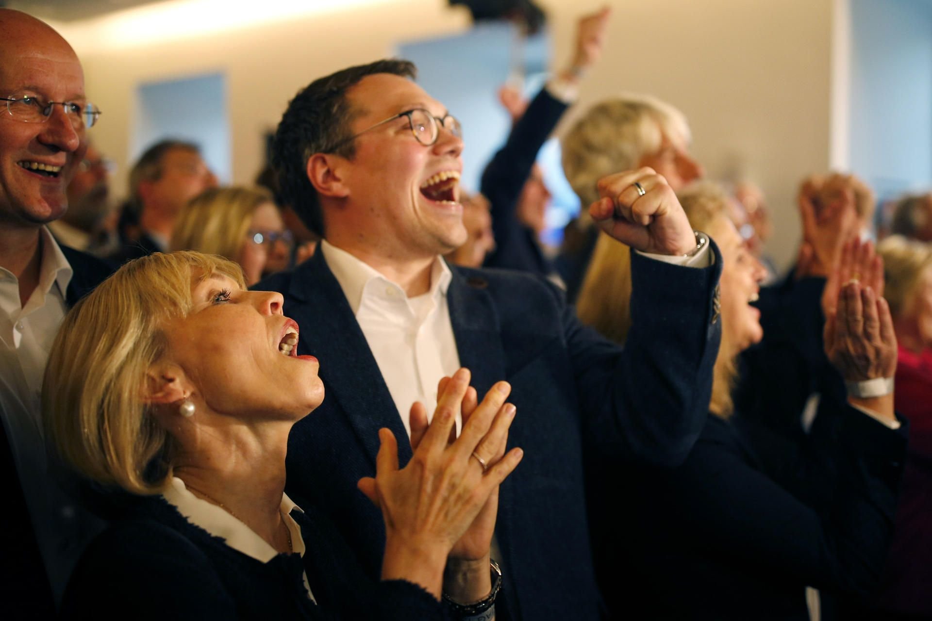 Anhänger der SPD, unter ihnen die Landtagsabgeordnete Doris Schröder-Köpf (l) reagieren auf die erste Prognose zur Landtagswahl in Niedersachsen auf der Wahlparty der FDP in Hannover (Niedersachsen).