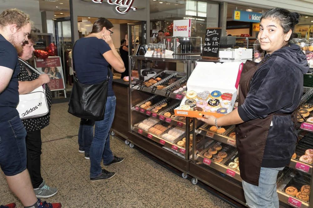 Donuts werden von Özlem Kopvanci (r.) angeboten.