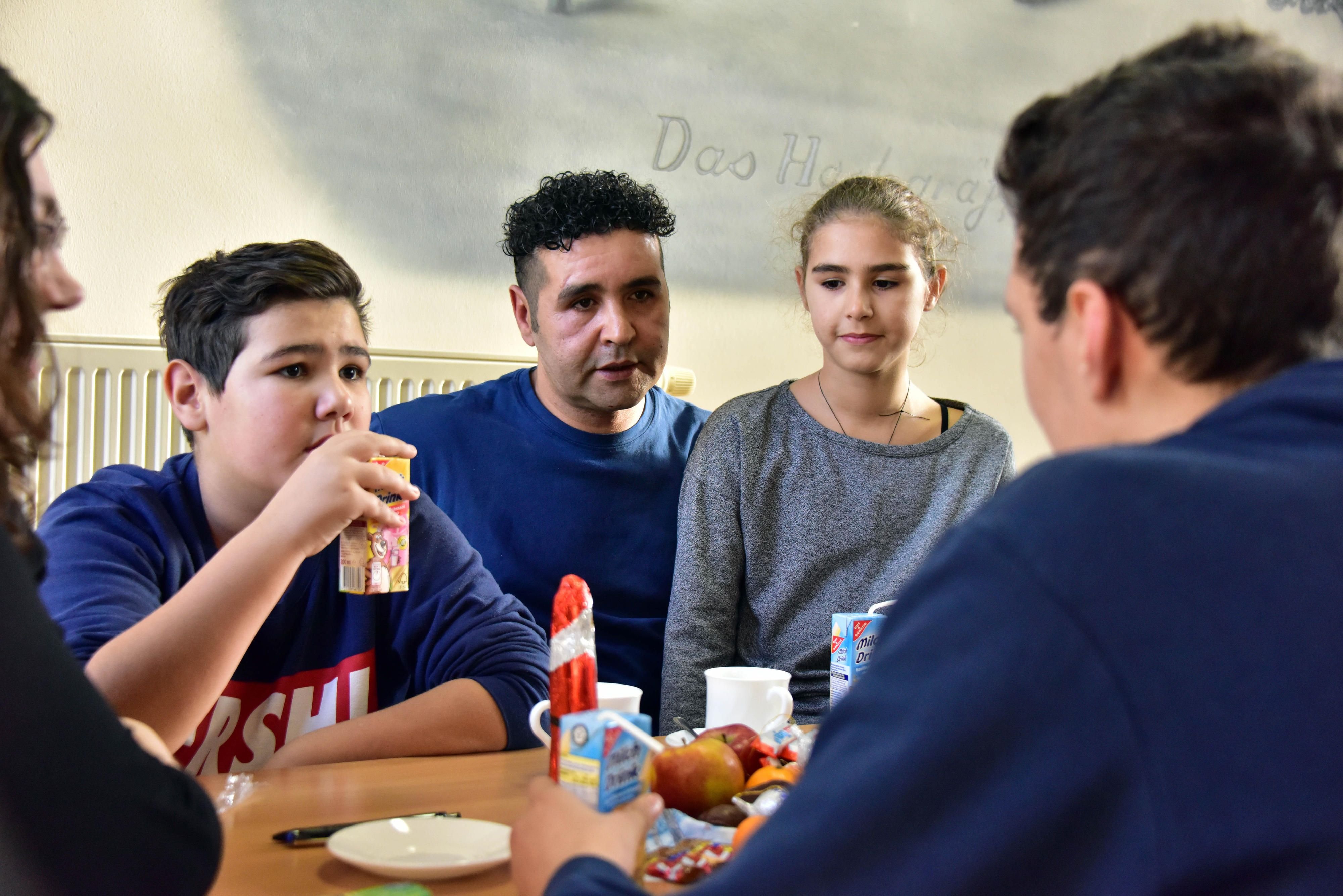 Der Häftling Mustapha B. (2.v.l.) spricht in der Justizvollzugsanstalt in Hohenleuben (Thüringen) mit seinen Kindern Elias (l), Tarik (r) und Miriam.
