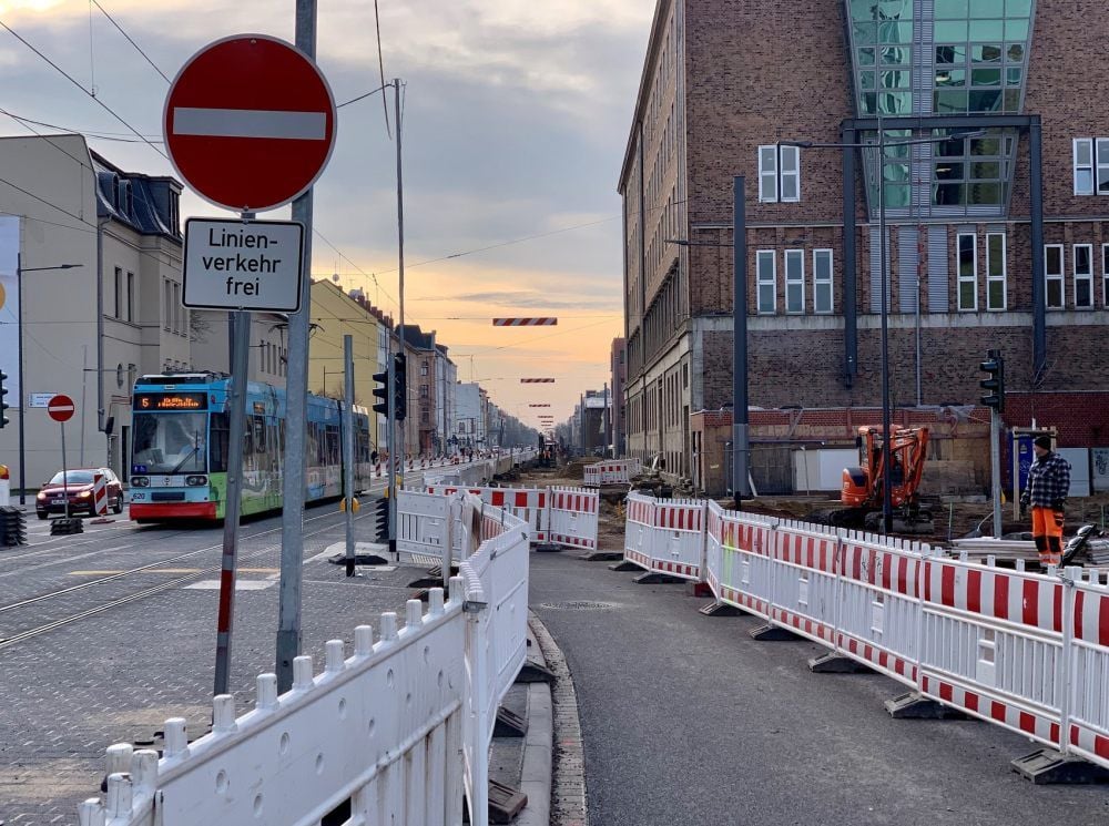 Die Straßenbahn rollt schon seit August ungehindert durch die Baustelle auf der Merseburger Straße. Autofahrer in Richtung Süden müssen sich noch gedulden.