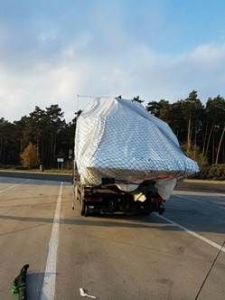 Die Yacht ist auf dem Autobahnparkplatz gestrandet.
