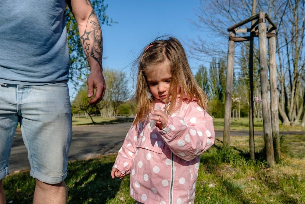 Die kleine Martha verstreut den Wildblumensamen, den sie vom Bürgermeister der Stadt Gräfenhainichen bekommen hat, im Zschornewitzer Park Barbara. Hierher kommt sie gern mit den Eltern und will die Blumen wachsen sehen.