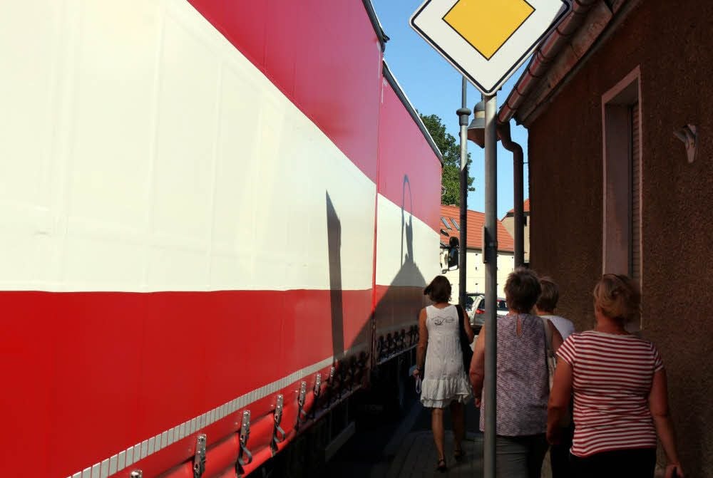Nur im Gänsemarsch geht es an der Alslebener Straße entlang.