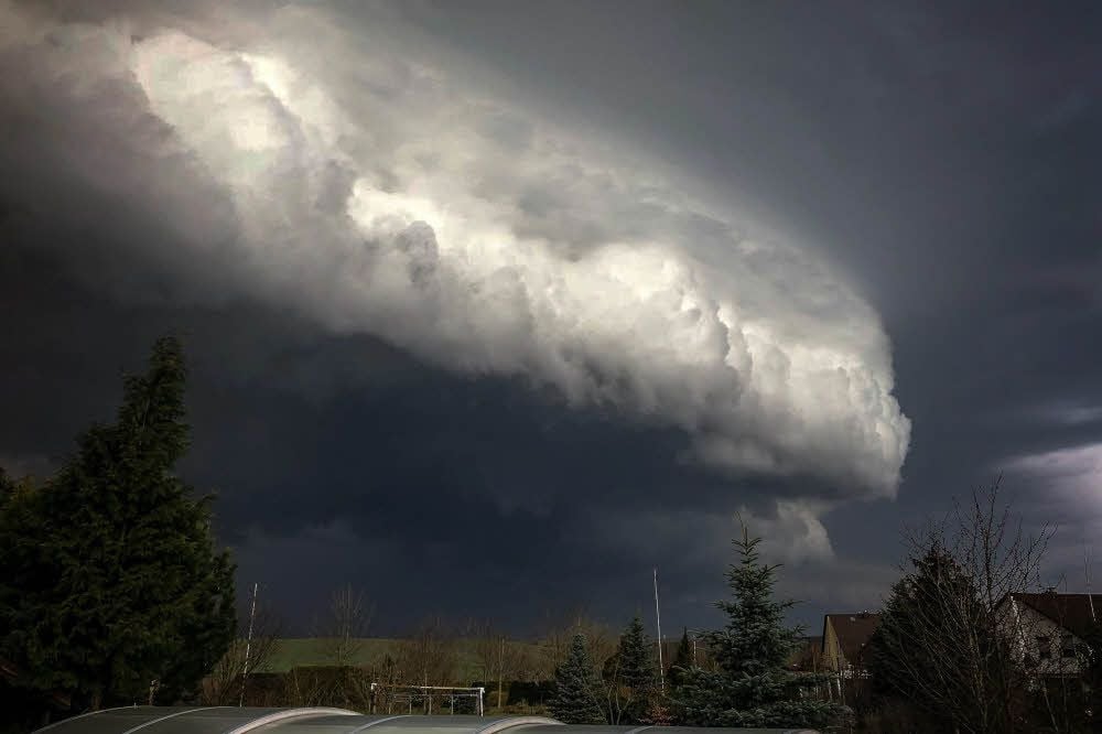 Wie im Kinofilm „Independence Day“ schiebt sich eine gigantische Wolke über den Himmel.