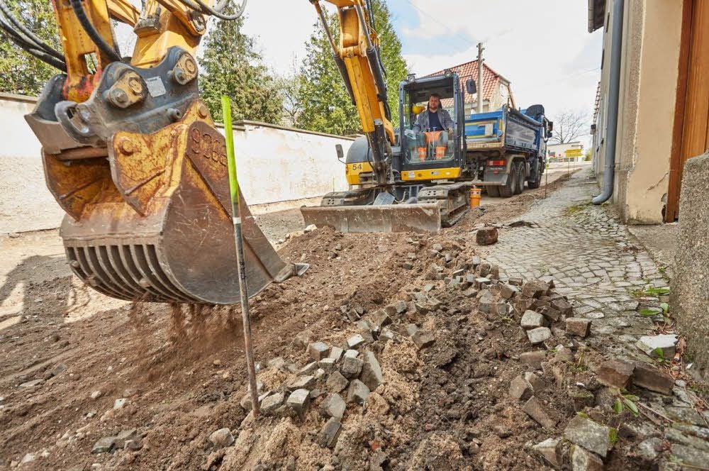 Noch sind die Bagger in der Schmiedegasse in Beesenlaublingen im Einsatz.