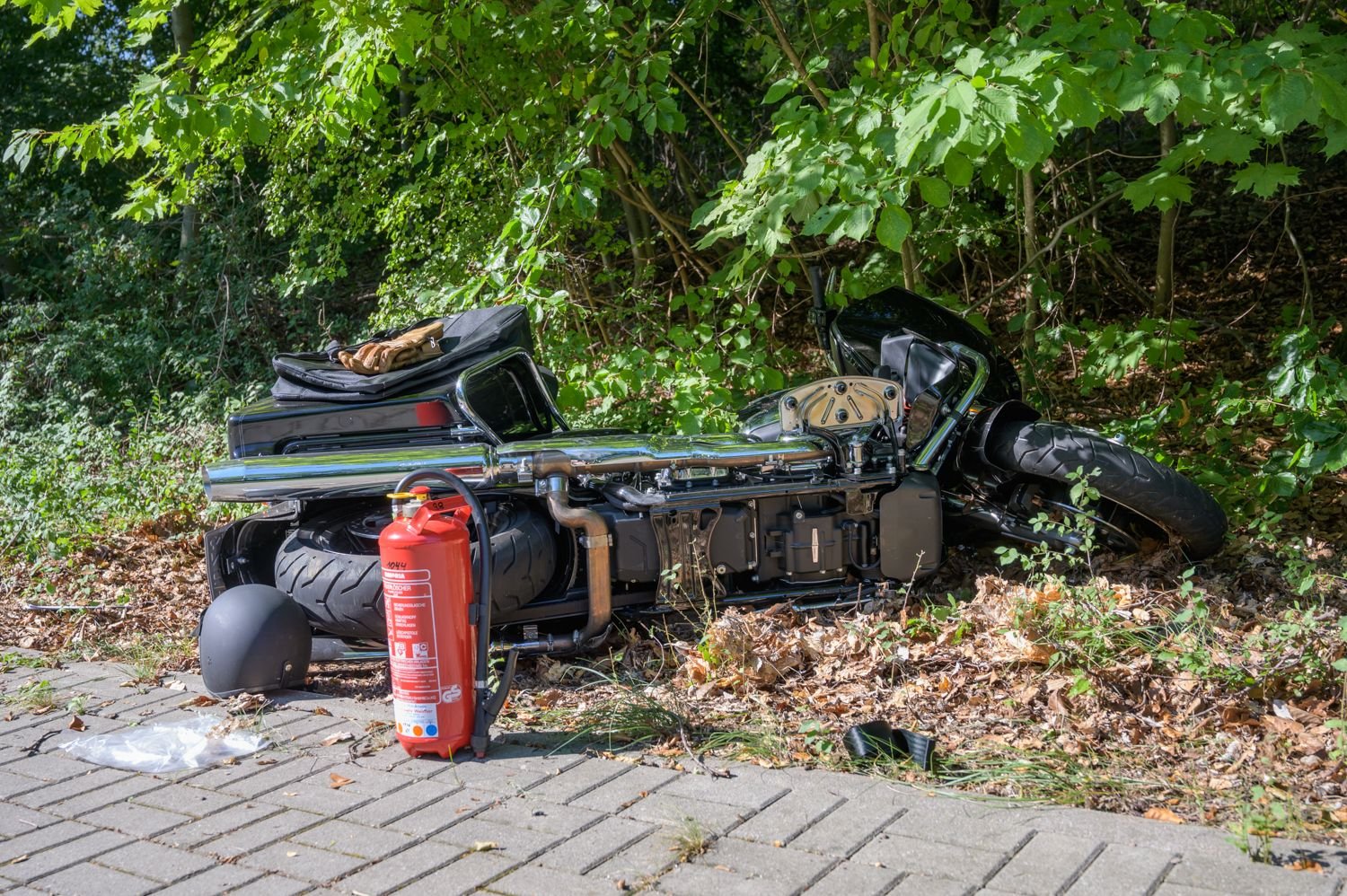 Das Motorrad des Schauspielers liegt nach der Kollision in Weimar am Straßenrand.