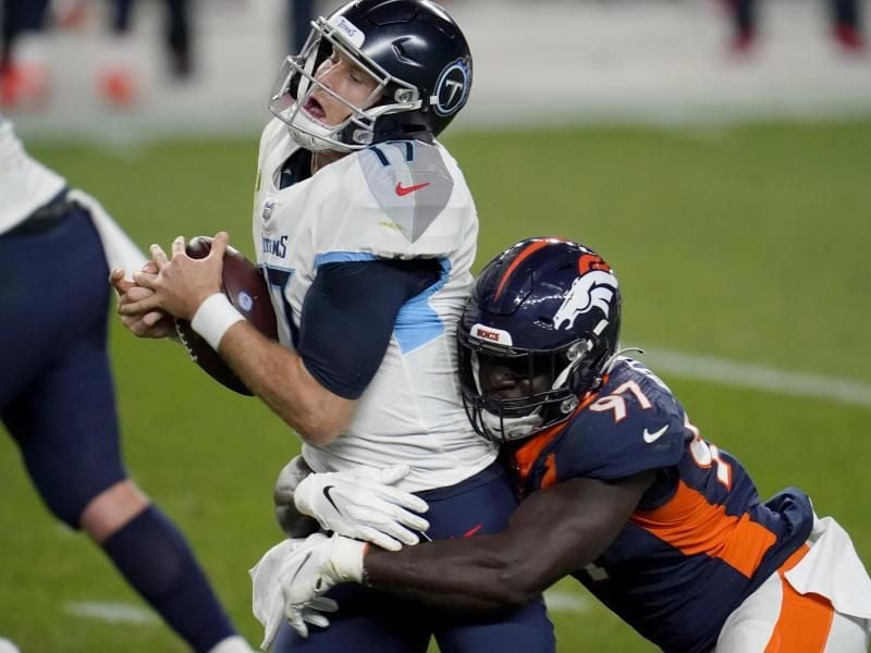 Die Tennessee Titans um Quarterback Ryan Tannehill (l) haben einige Corona-Fälle im Team. Foto: David Zalubowski/AP/dpa