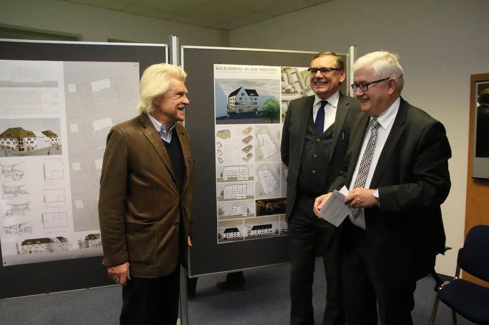 Holger Kühnel von der Beuth-Hochschule für Technik Berlin, Jo Schulz vom Kompetenzzentrum Stadtumbau und Sangerhausens Oberbürgermeister Ralf Poschmann (CDU, v.l.) zeigen nicht nur, wie ein mögliches Hotel an der Trillerei aussehen könnte.