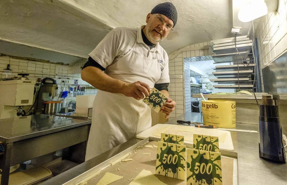500, was sonst: Die ersten Elemente für die Riesentorte hat Frank Jäger fertig. Gebacken wird der große Kuchen am Montag.