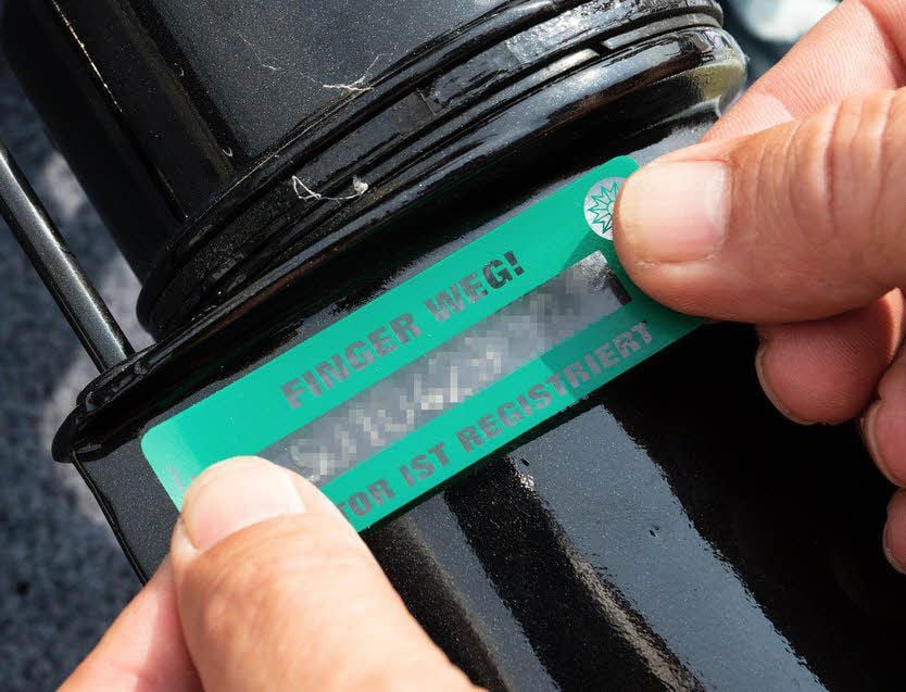 Zum Schluss wird ein Aufkleber „Finger weg - Motor ist registriert“ angebracht.