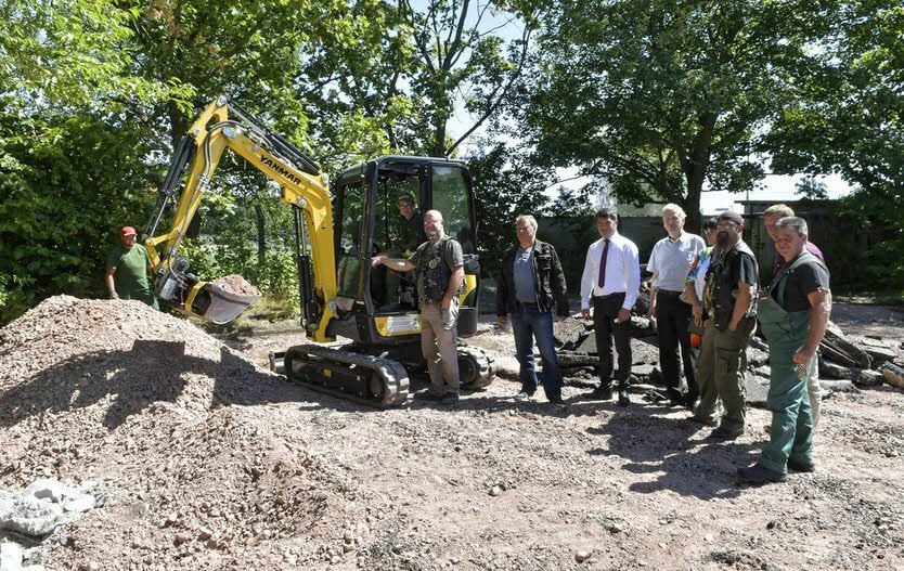 Bauleute, Bauherren und Sponsoren auf dem Schulhof.