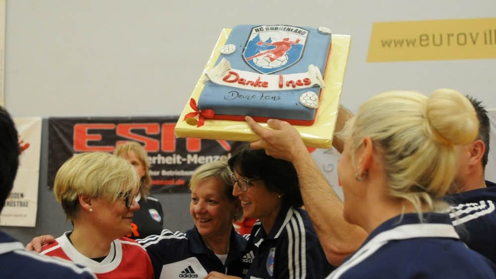 Schicke Torte, dazu warme Worte: Jahrelange Wegbegleiter wie Antje Krieg (v.r.), Heike Börner und Andrea Reber beschenken die scheidende Trainerin.