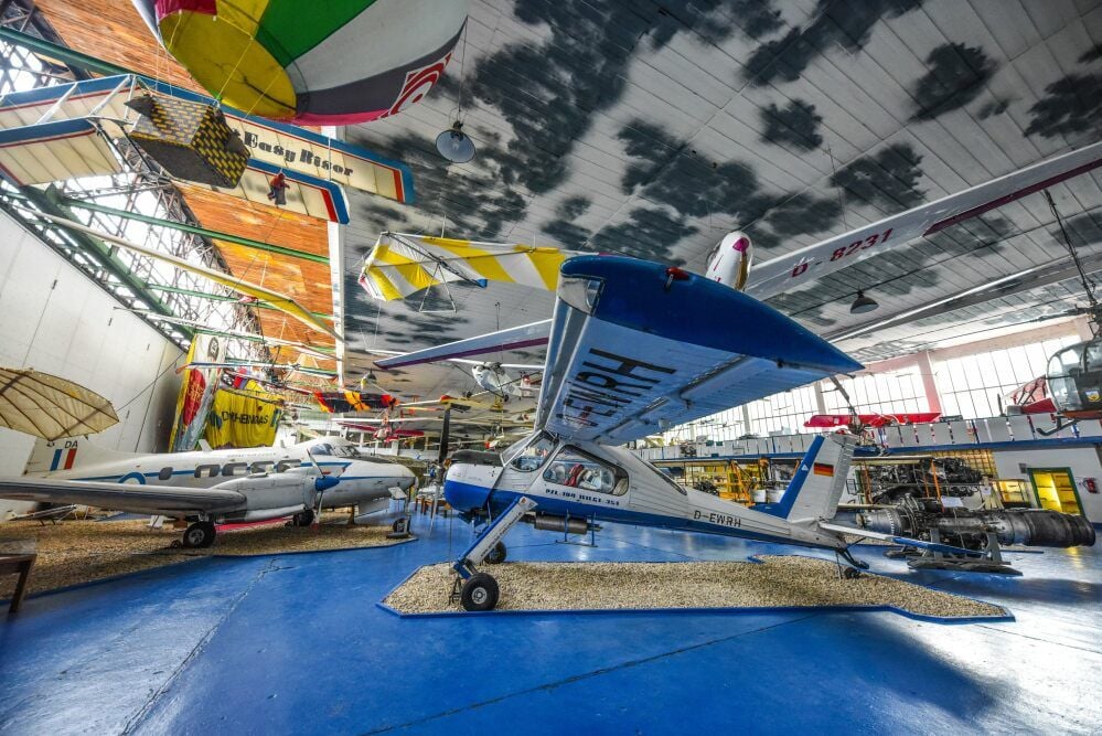 Unzählige Flugzeuge und Fluggeräte gibt es in der großen Halle zu sehen.