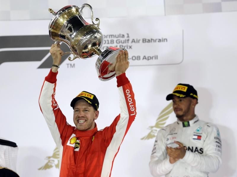 Sebastian Vettels zweiter Sieg im zweiten Saisonrennen setzt Lewis Hamilton (r) und Mercedes unter Druck. Foto: Luca Bruno/AP