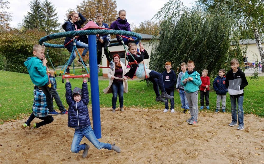 Es ist geschafft: Die Kinder können den Spielplatz in Dederstedt wieder nutzen.
