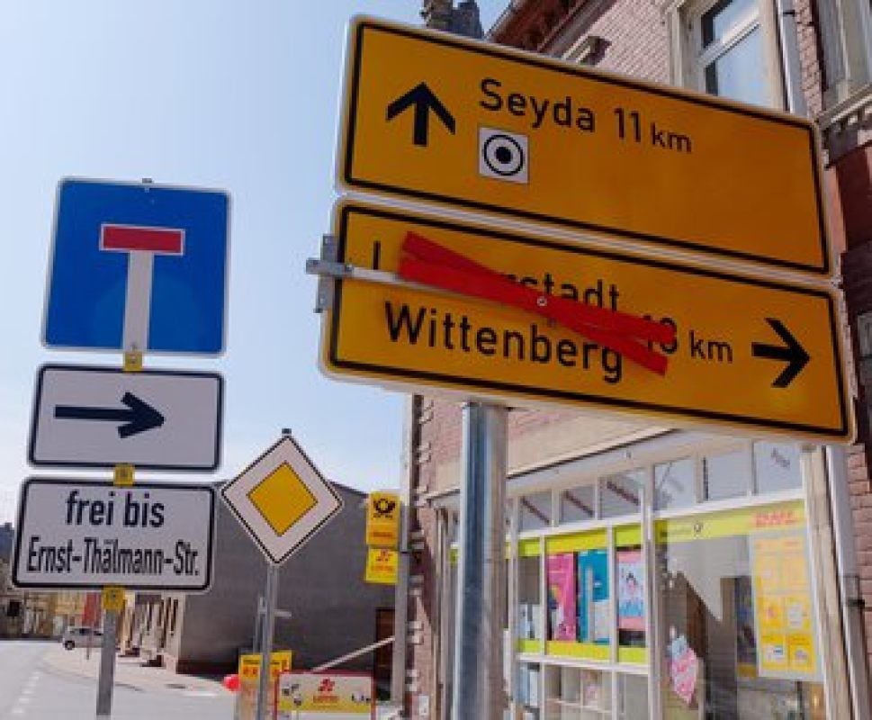 Hier geht es in die Zahnaer Dr.-Kurt-Fischer-Straße.
