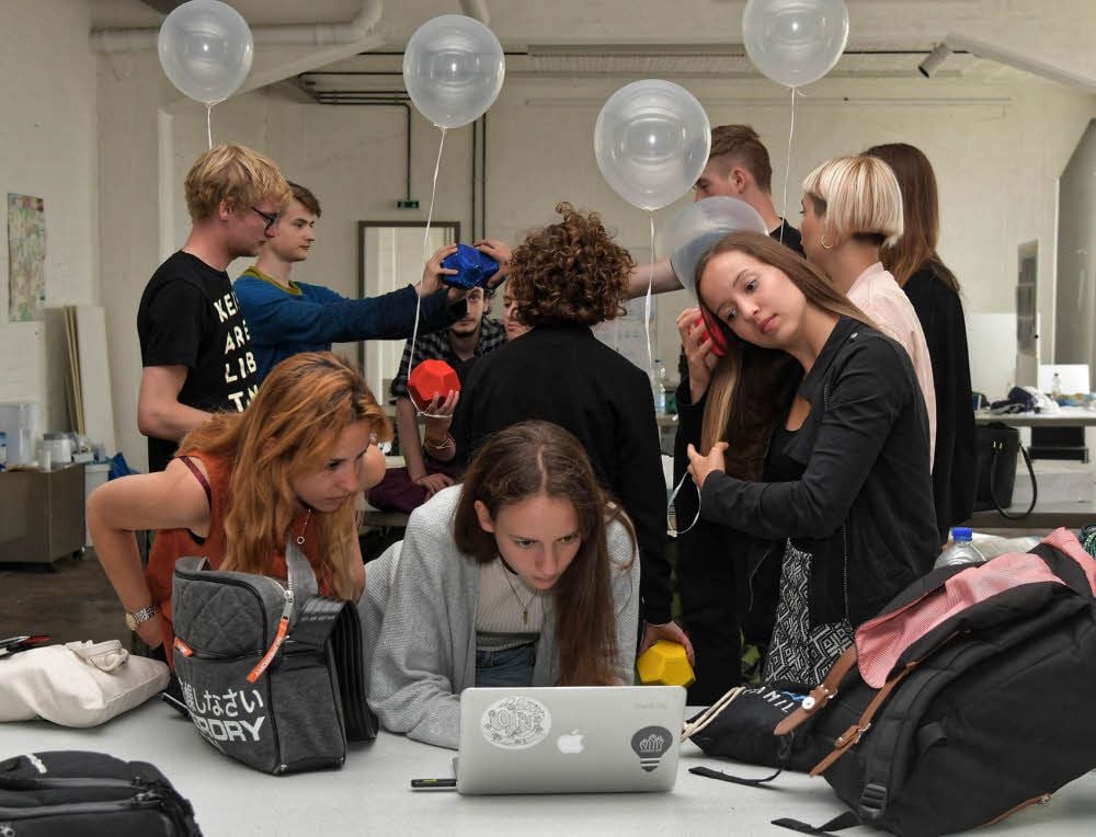 Kurz vor der Präsentation im Bauhaus arbeiteten die Teilnehmer noch am letzten Schliff.