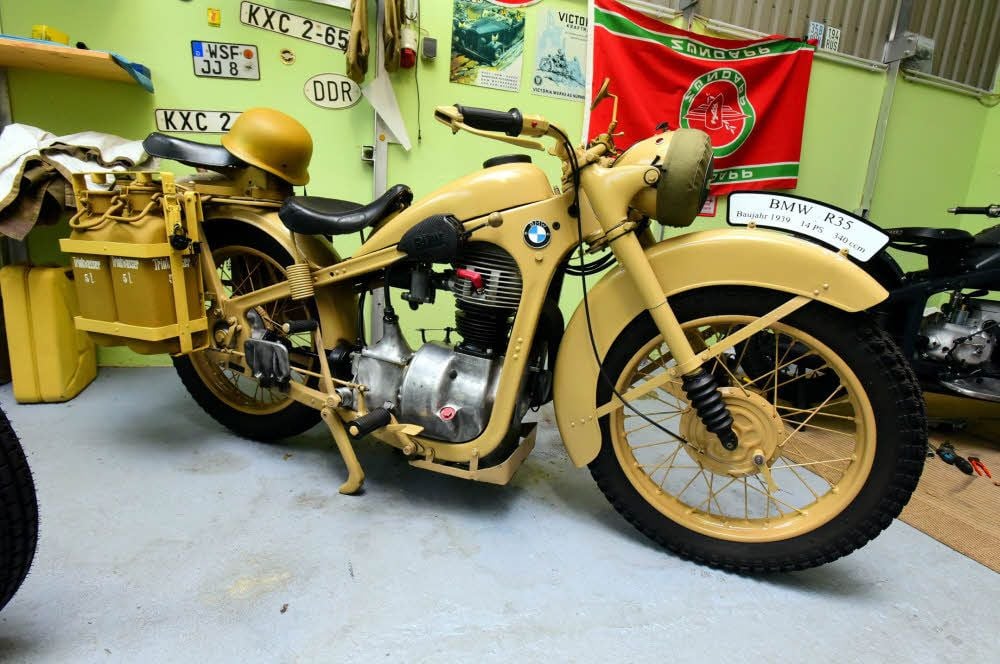 Diese BMW R 35, Baujahr 1939, war das erste Militärmotorrad, das der Gröbener wieder vollkommen neu aufgebaut hat.