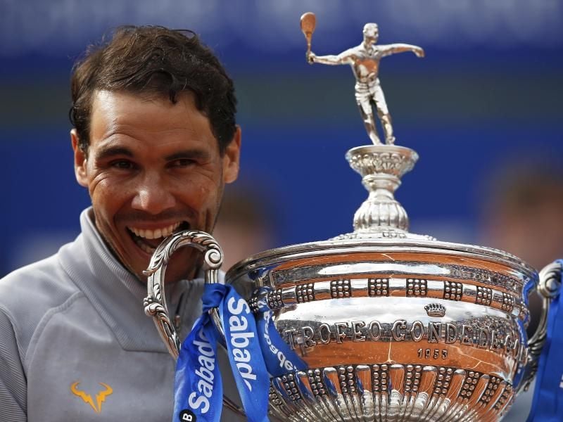 Der Spanier Rafael Nadal mit der Trophäe für den Titel in Barcelona. Foto: Manu Fernandez/AP