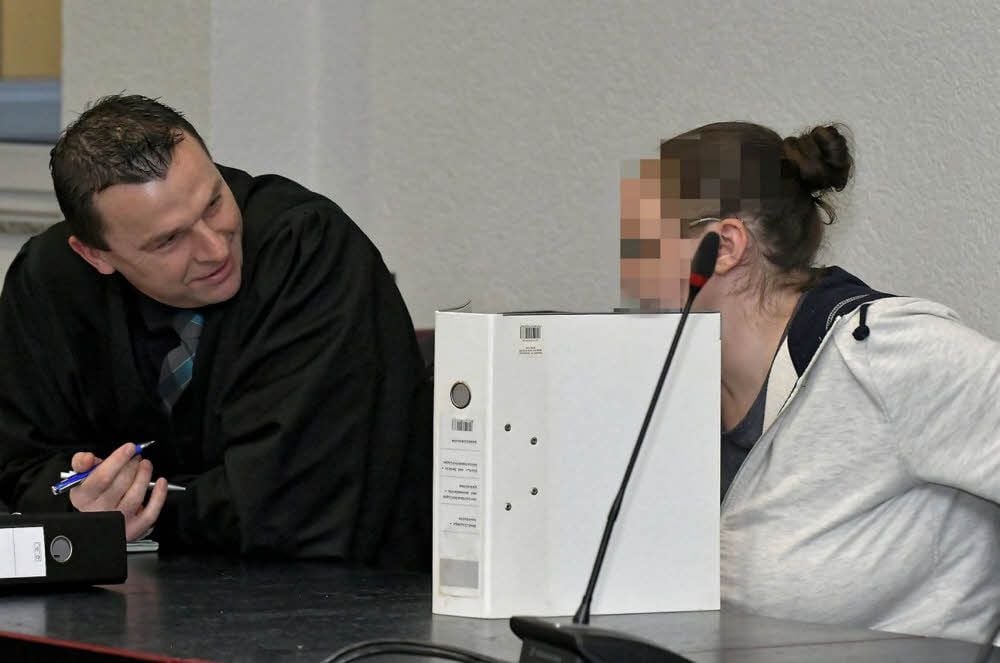 Die Angeklagte mit ihrem Anwalt Siegfried Kneist an einem früheren Verhandlungstag.