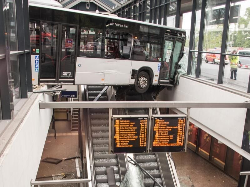 Ein Gelenkbus hängt über einer Rolltreppe im Busbahnhof Bergedorf. Foto: Daniel Bockwoldt/dpa