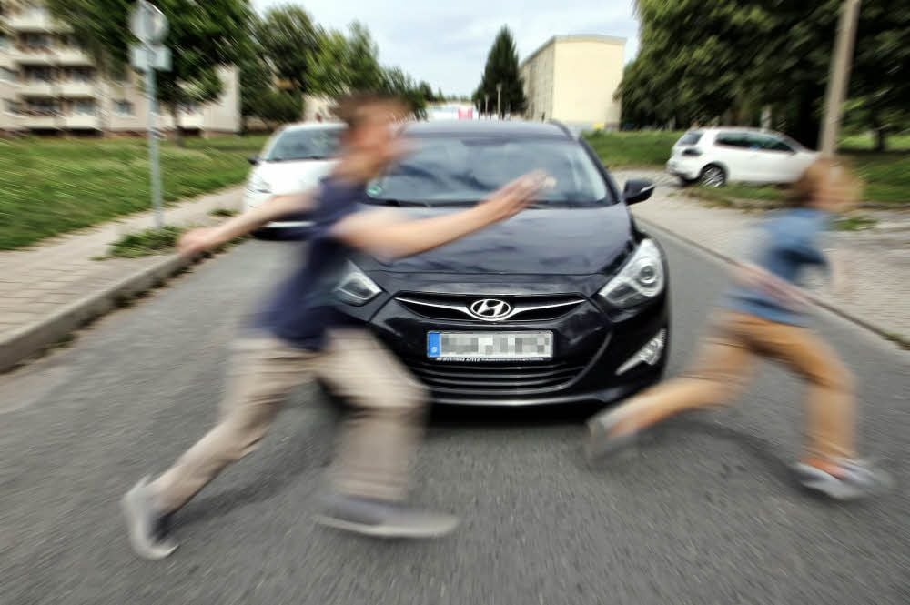 Wer schafft es noch vor dem fahrenden Auto über die Straße? Darum geht es bei den Mutproben in Sangerhausen Südwest.