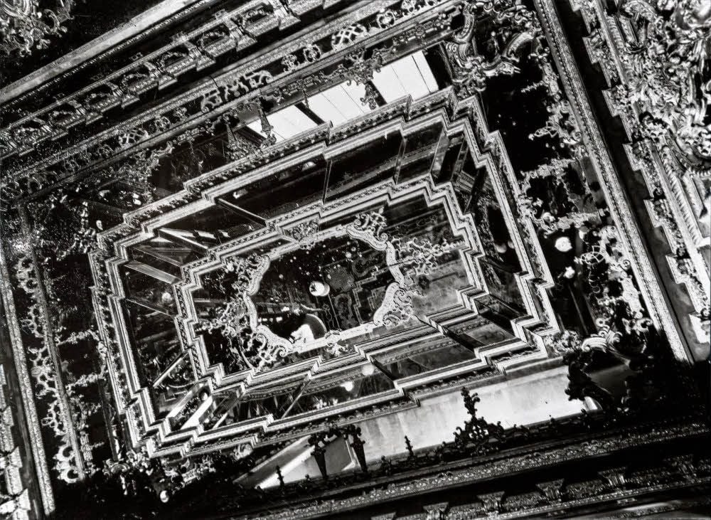 Eines von drei Fotos, die dem Schlossmuseum Merseburg vom einstigen Prunkzimmer geblieben sind, zeigt die fünf Meter hohe, gestaffelte Decke des 1925 demontierten Spiegelkabinetts.