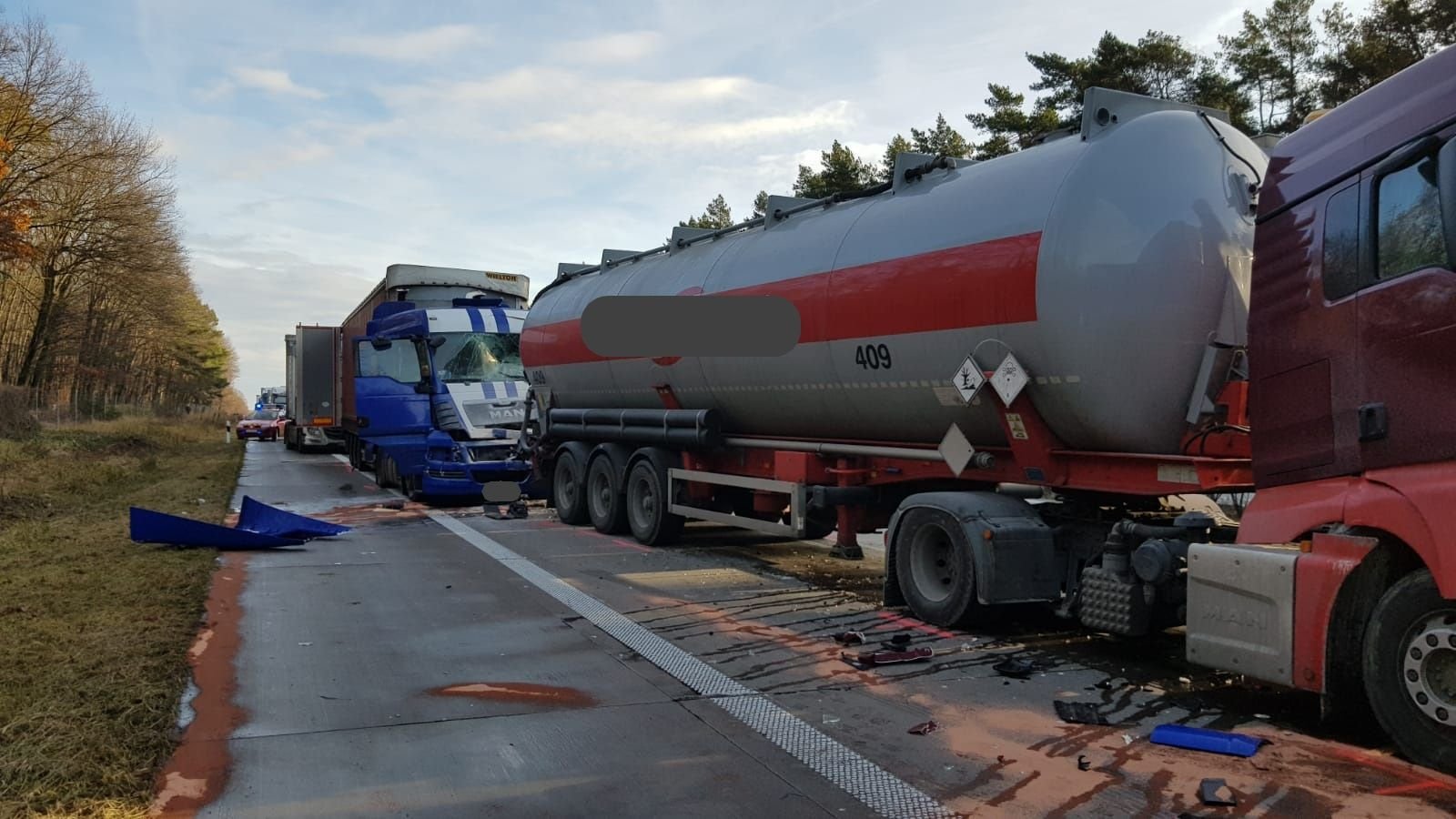 Auch ein Gefahrgut-Lkw war in den Unfall involviert. Der Anhänger blieb aber unbeschädigt.