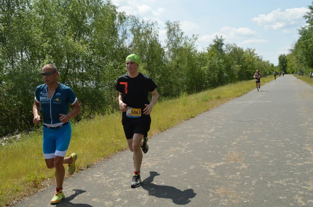 Der Radiser Volker Kluge absolviert die Laufstrecke am Uferweg.