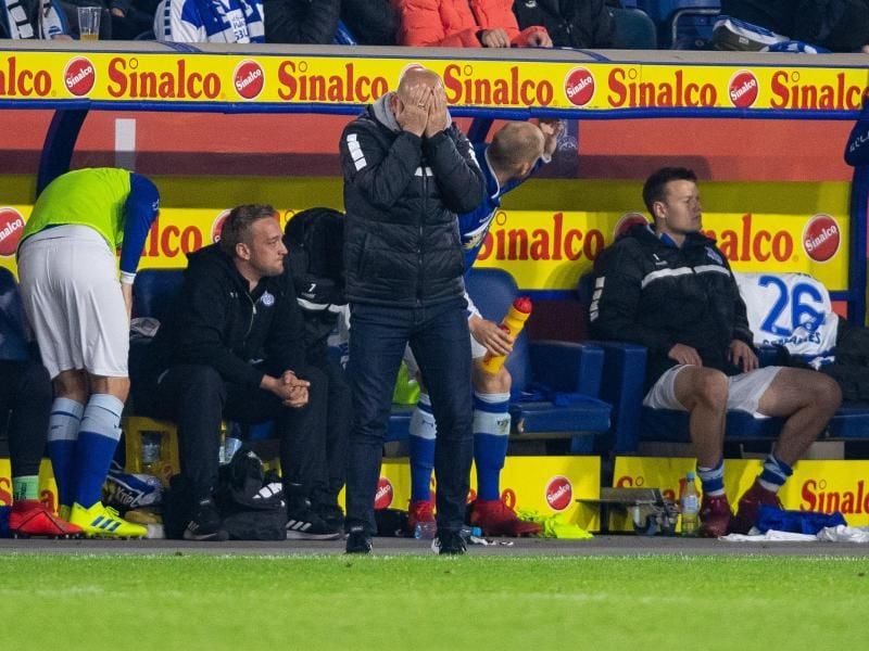 Duisburgs Trainer Torsten Lieberknecht steht beim Spiel gegen Bielefeld an der Trainerbank und schlägt die Hände vor das Gesicht. Foto: Guido Kirchner/dpa