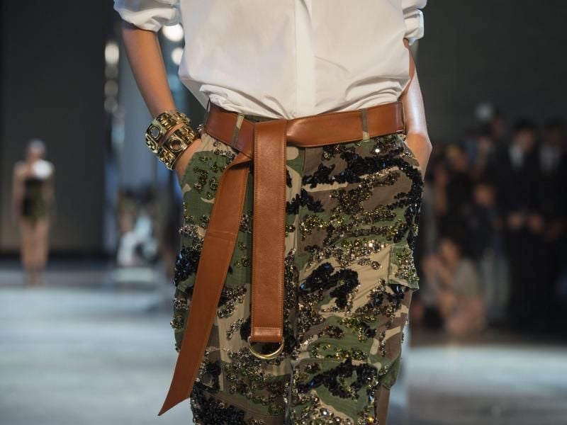 Aufwenig verzierte Hose im Army-Look von Alexandre Vauthier. Foto: Jeremy Lempin