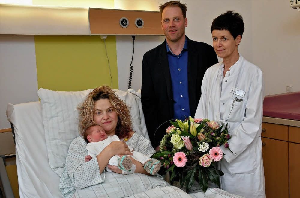 Celine ist der ganze Stolz der frischgebackenen Mutti Yvonne Schmegner. Klinikums-Geschäftsführer Lutz Heimann und Oberärztin Anita Schmitt (v.l.) gratulieren.