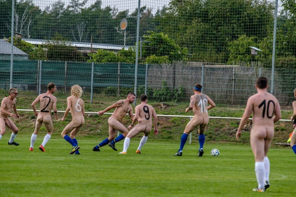 Nackte Tatsachen: In Reinsdorf haben am 3. Oktober zwei Mannschaften das Länderspiel DDR-BRD von 1974 nachempfunden.