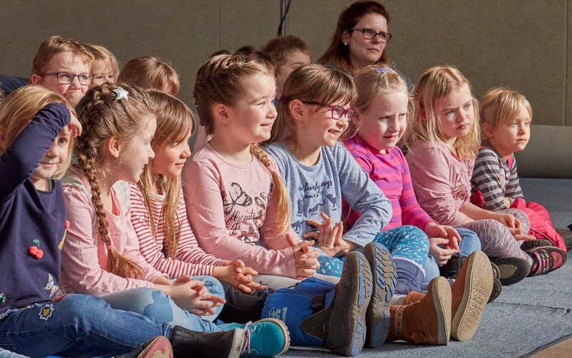 Die Kinder der Kita „Friedrich Fröbel“ verfolgen das Stück aufmerksam.