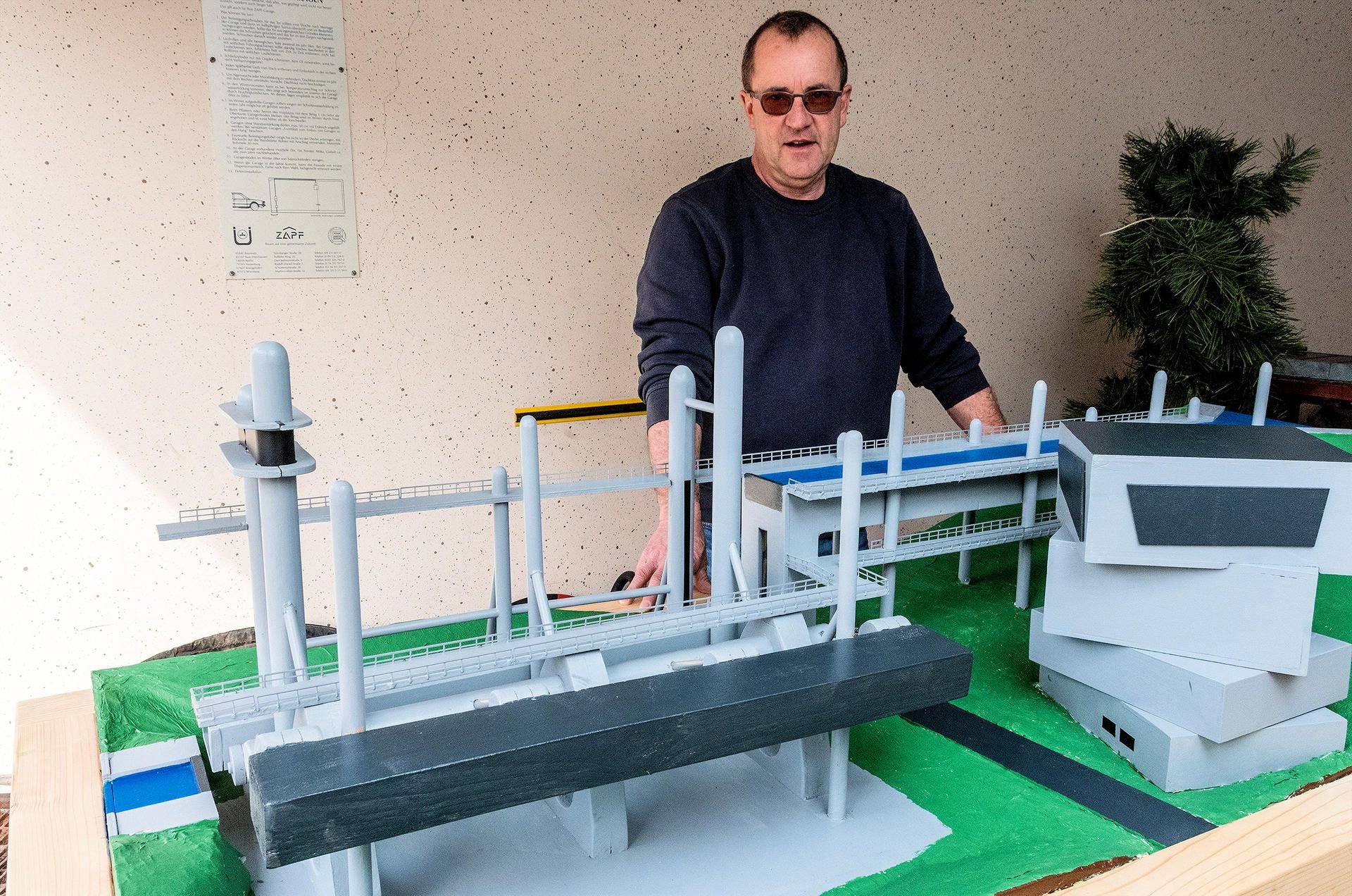 Der Vorsitzende des Saale-Elster-Kanal-Fördervereins, Michael Witfer, zeigt das Modell eines zukünftigen Schiffshebewerks.