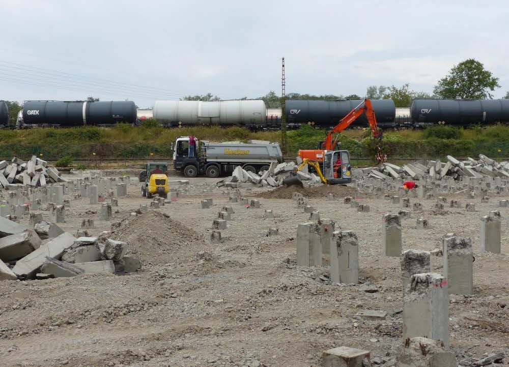 795 Pfähle wurden auf dem Baufeld bis in eine Tiefe von 20 Metern eingerammt. Darauf kommt später die Grundplatte des neuen Betriebes.