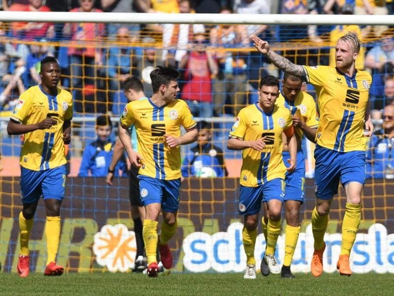 Die Braunschweiger bejubeln den Treffer zum 1:1 gegen Dynamo Dresden. Foto: Peter Steffen