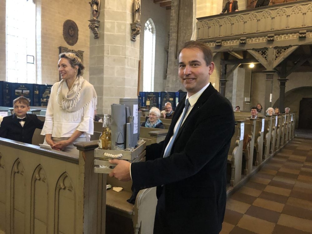 Ein Dankeschön beim Gottesdienst: Ralf Jehmlich hat von den Quedlinburgern eine Kiste mit gebastelten und gefüllten Orgelpfeifen erhalten.