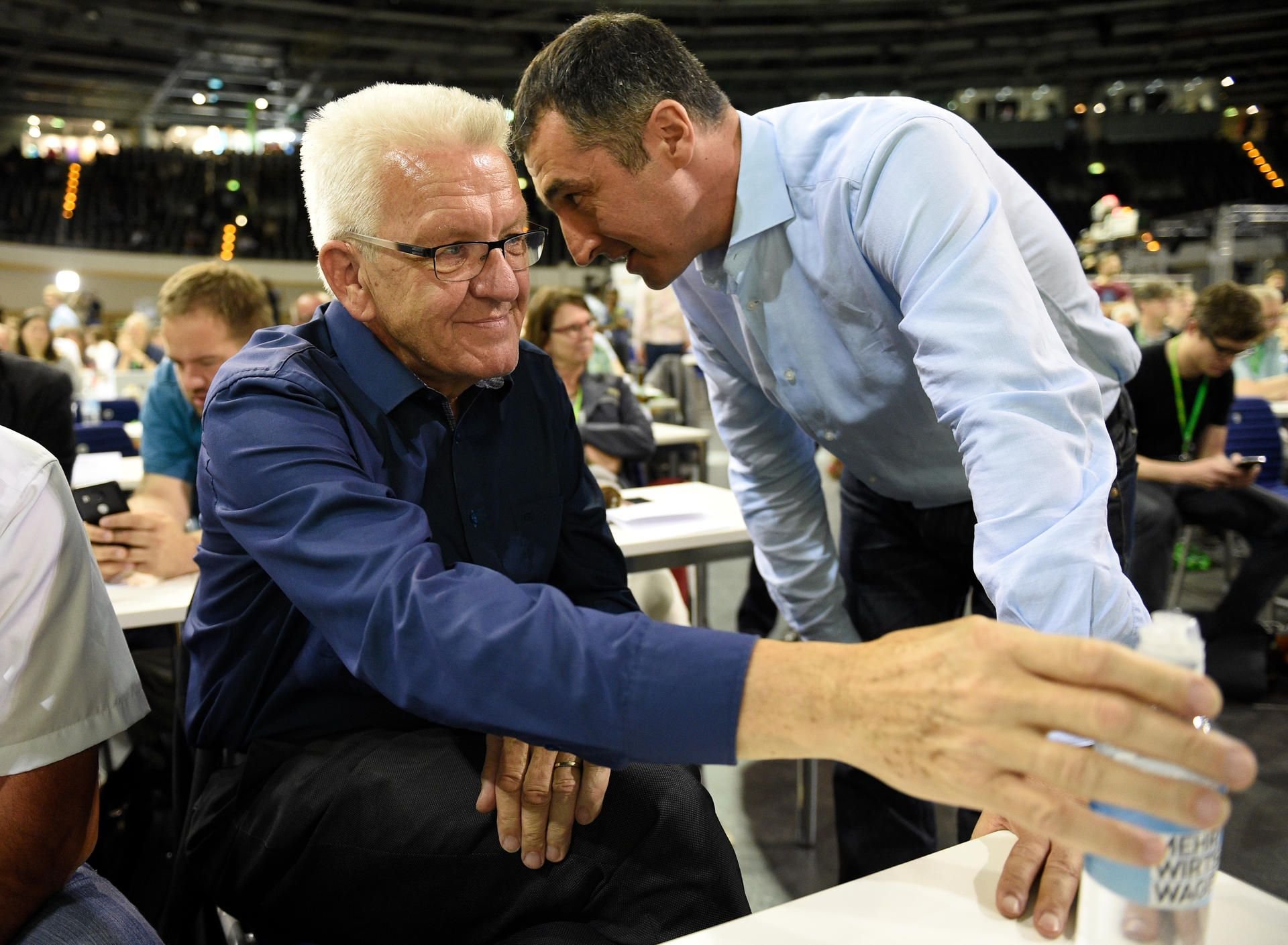 Der Spitzenkandidat für die Bundestagswahl von Bündnis 90/Die Grünen, Cem Özdemir (r) und Winfried Kretschmann, Ministerpräsident von Baden-Württemberg, im Velodrom in Berlin beim Grünen-Bundesparteitag.