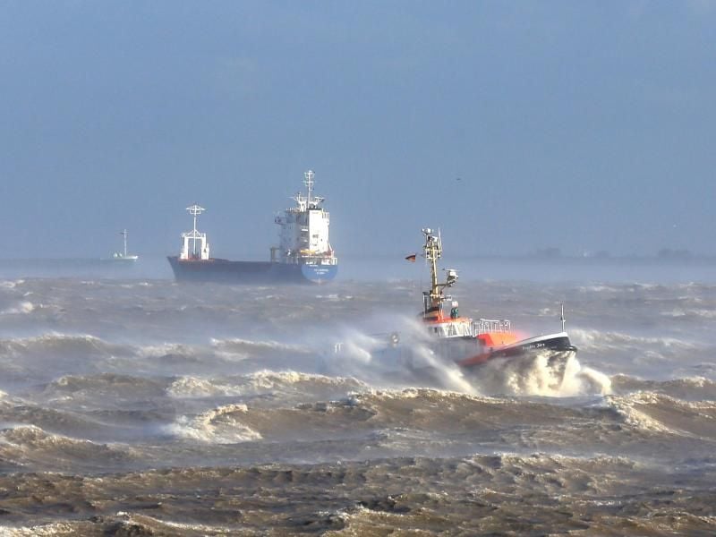 Ein Lotsenversetzboot kämpft sich bei starkem Sturm durch die Elbe zwischen der Einfahrt zum Nord-Ostsee-Kanal und der Mündung in die Nordsee. Foto: Christian Charisius/dpa