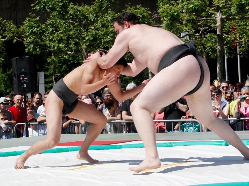 Zwei Sumo-Ringer zeigen ihren Sport den Besuchern des 17. Japan-Tages in Düsseldorf. Die japanische Gemeinde in Düsseldorf ist mit rund 7000 Mitgliedern die drittgrößte in Europa. Foto: Roland Weihrauch